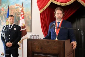 Памтећи хероје и поздрављајући нове чуваре реда – Крагујевац обележио Дан полиције Дан Министарства унутрашњих послова и Дан полиције обележен је у Крагујевцу низом манифестација, чији је циљ био да се рад полиције приближи грађанима и представе услови и 