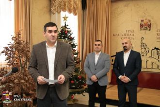 Уношење бадњака у зграду Градске управе
