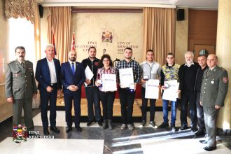 Војним обвезницима свечано уручене значке и захвалнице отаџбине