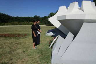 Полагањем венаца одата пошта страдалим Ромима и Ромкињама у Аушвицу