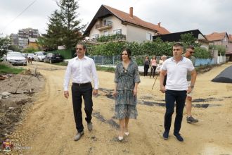 Асфалтирање улице Милутина Луковића у Угљешници