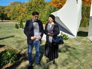 Положен венац и цвеће крај споменика Кристални цвет