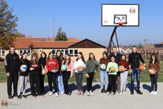 Школи у Шумарицама уручена спортска опрема