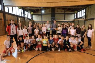 ОШ „Драгиша Михаиловић“ уручена спортска опрема и најављена реконструкција фискултурне сале