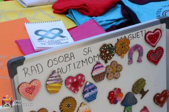 Продајна изложба у Пешачкој зони поводом Европског дана особа са аутизмом