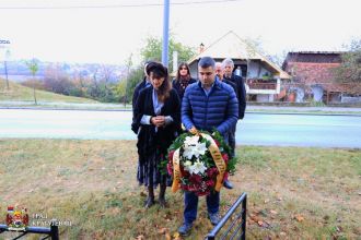 Положени венци крај споменика Плазибат Анти